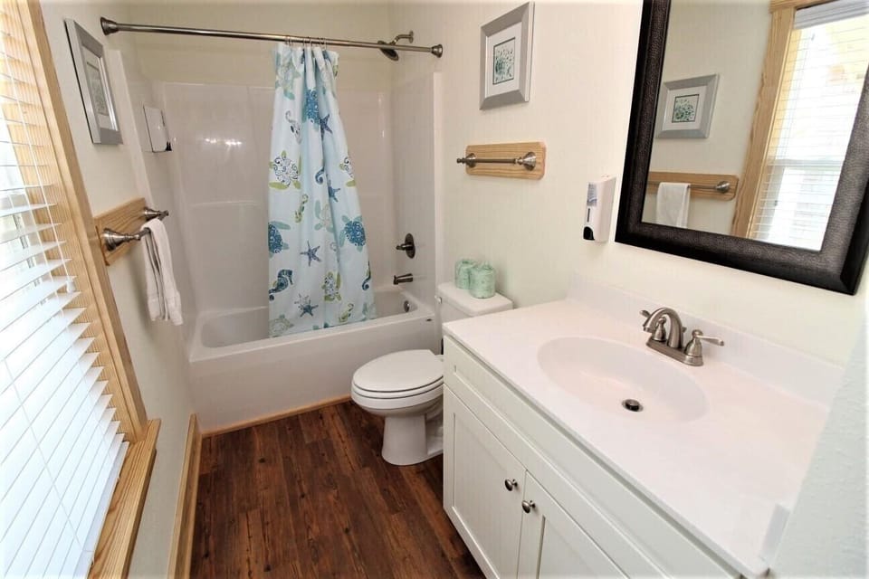 Full Bathroom in Queen En Suite