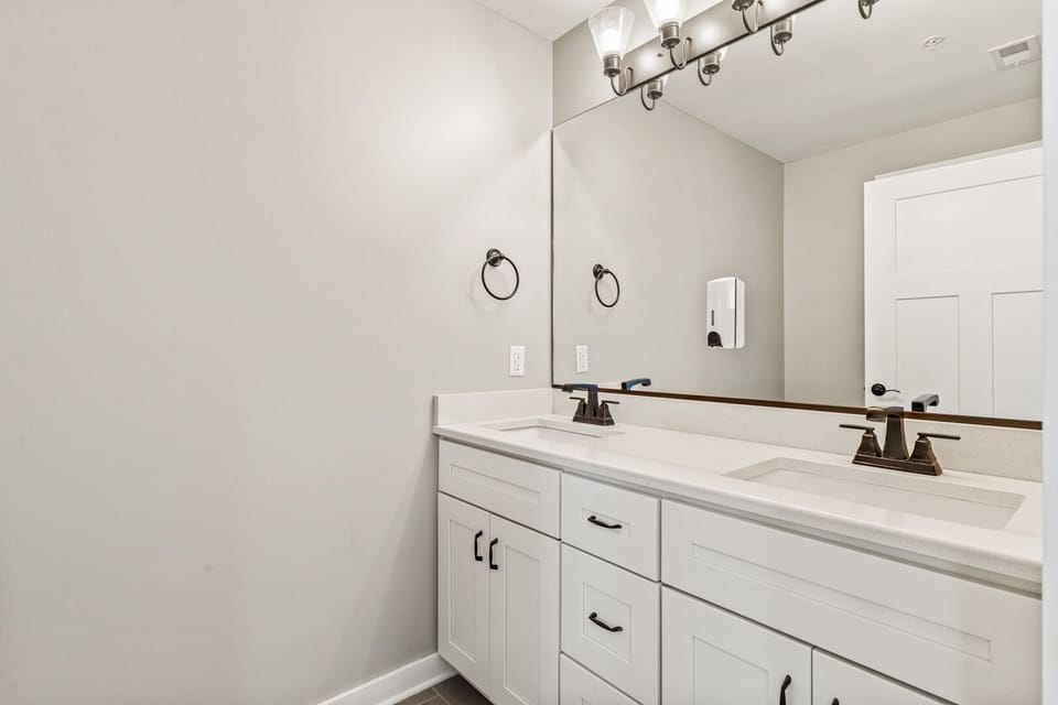 Full Bathroom in King En Suite on Third Level