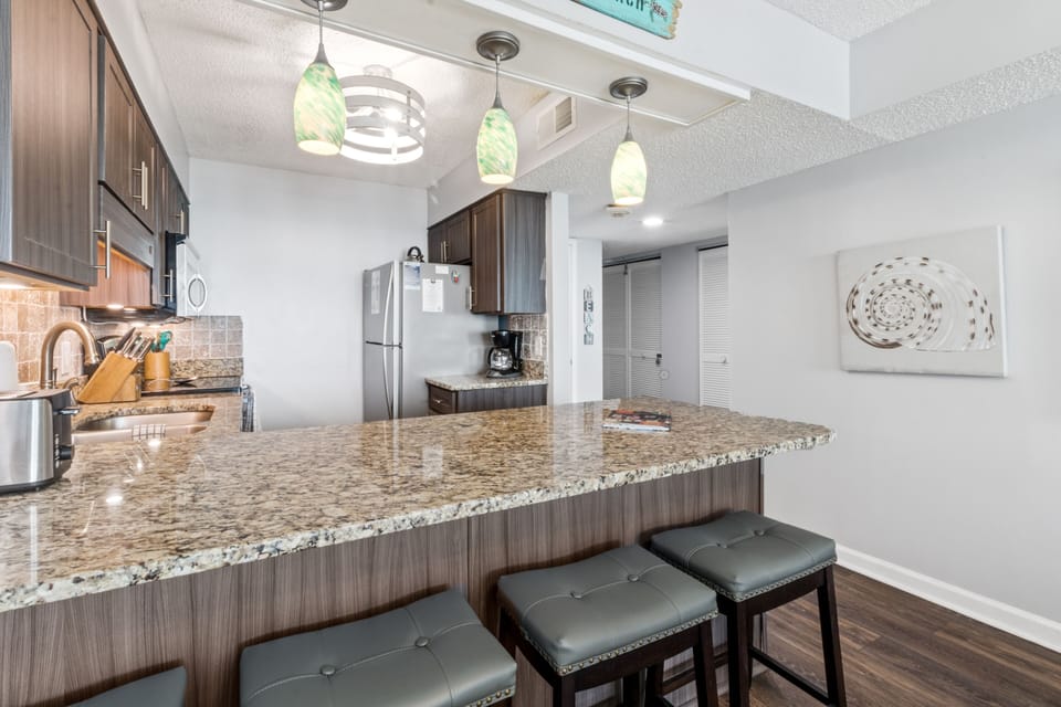 Kitchen/Bar Sitting Area