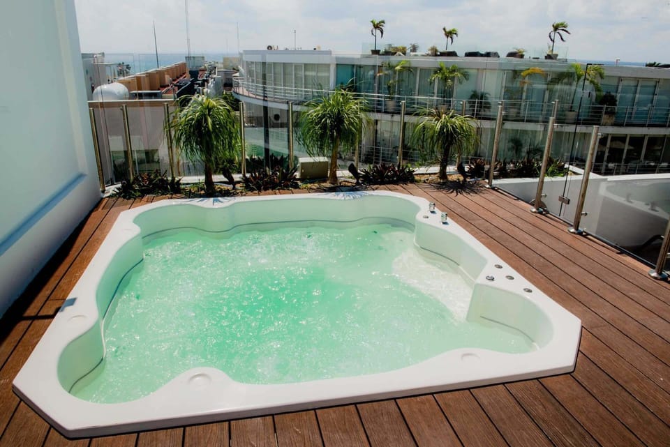 Outdoor spa tub