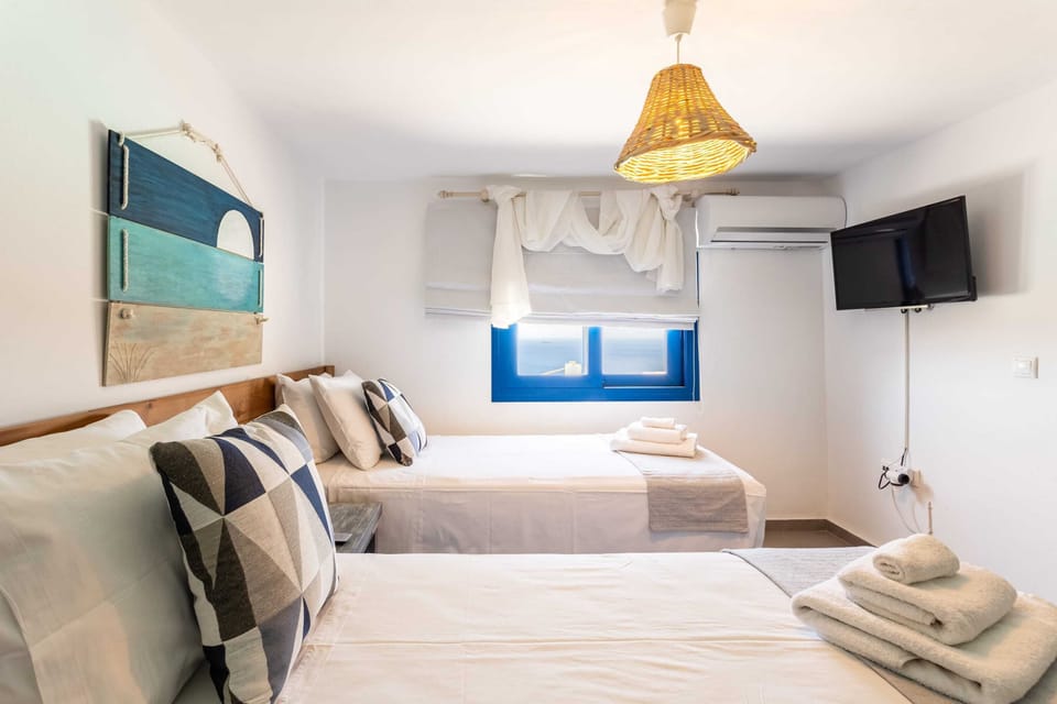 Bedroom with two single beds