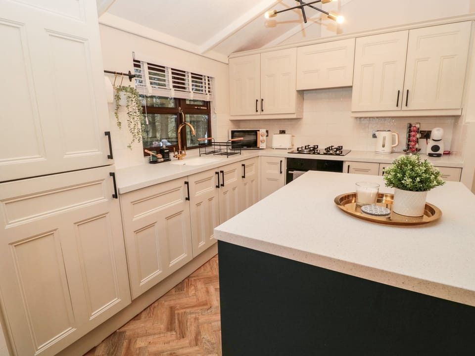 Cottage | Private kitchen | Fridge, microwave, electric kettle, toaster