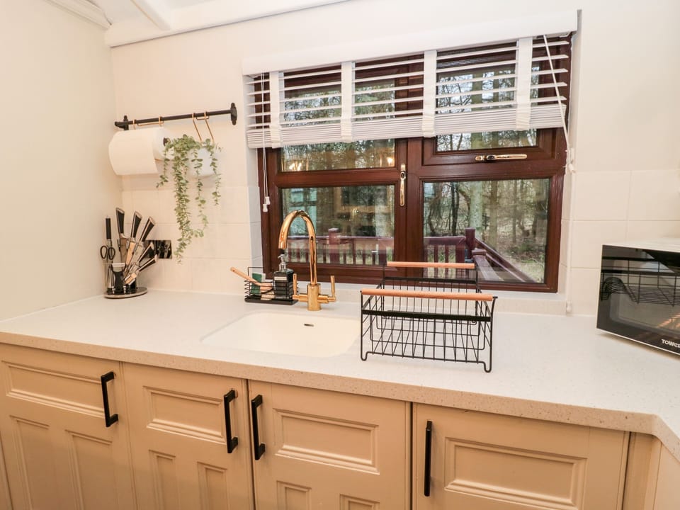 Cottage | Private kitchen | Fridge, microwave, electric kettle, toaster