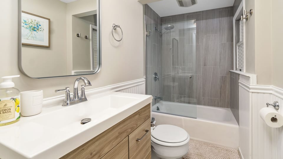 Full Bathroom on 1st floor 