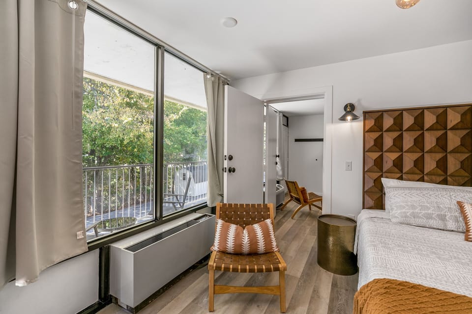 Signature Room, 1 King Bed | Desk, soundproofing, WiFi (free), bed sheets