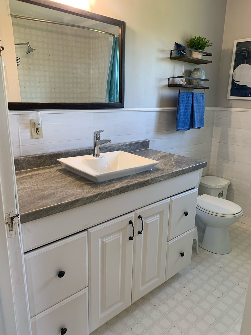 Upstairs Full Bathroom