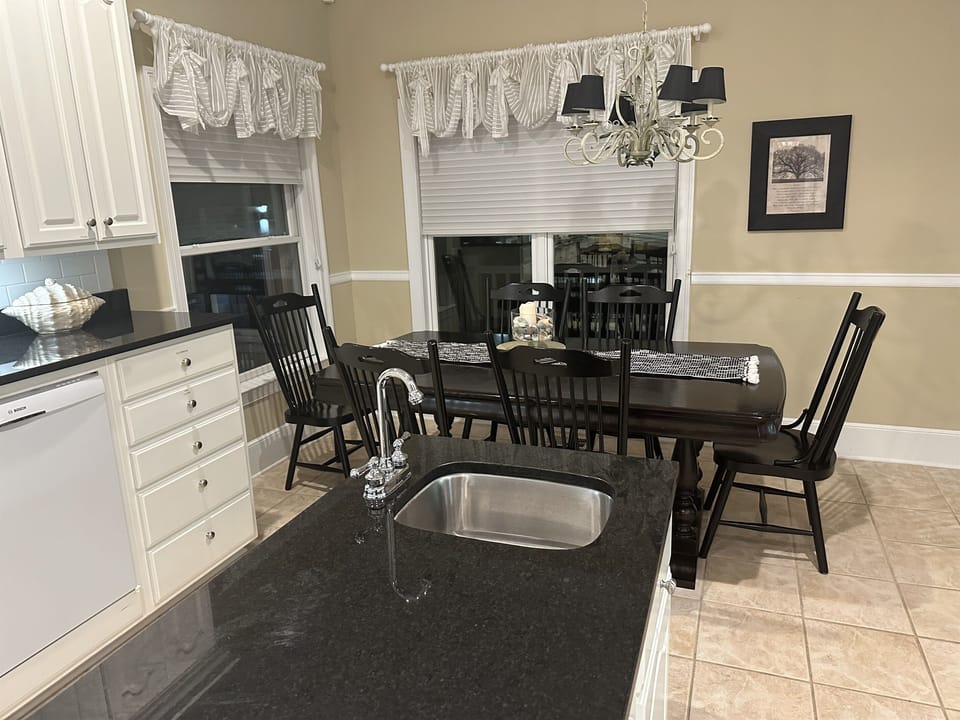 Kitchen, breakfast table 