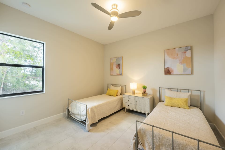 Bedroom #2 with two twin beds