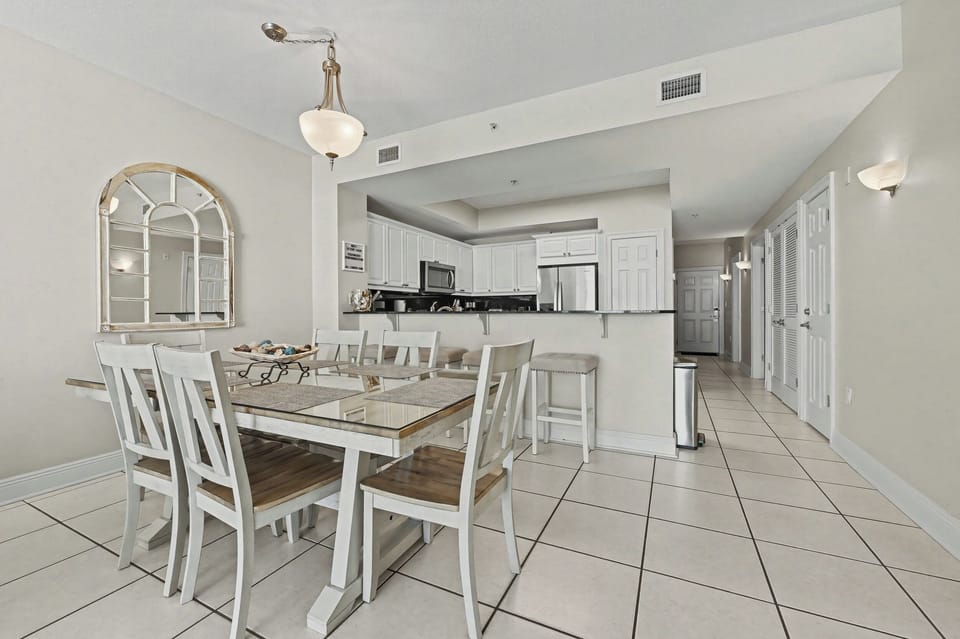 Seating for 6 at the table and 4 at the counter