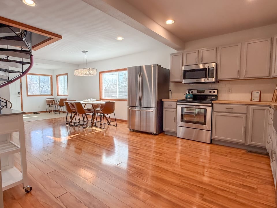 Open kitchen and dining space, a table for 6 and for 2