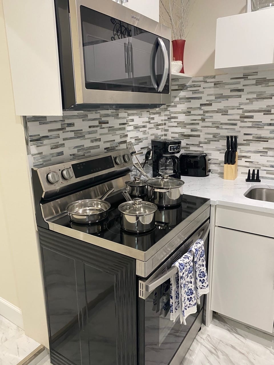 Kitchen fully equipped 