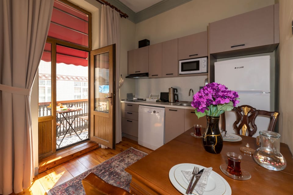 Full-size fridge, microwave, stovetop, dishwasher