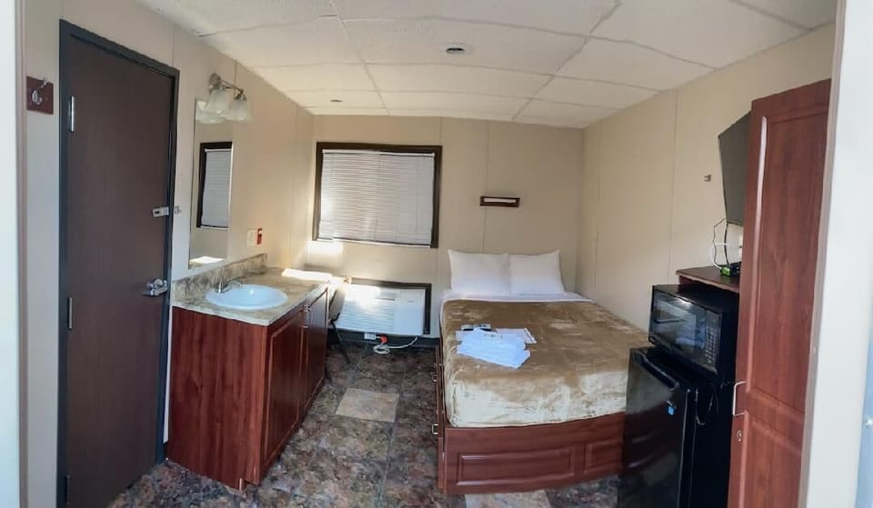 Single - No Food | Individually furnished, desk, free WiFi, bed sheets