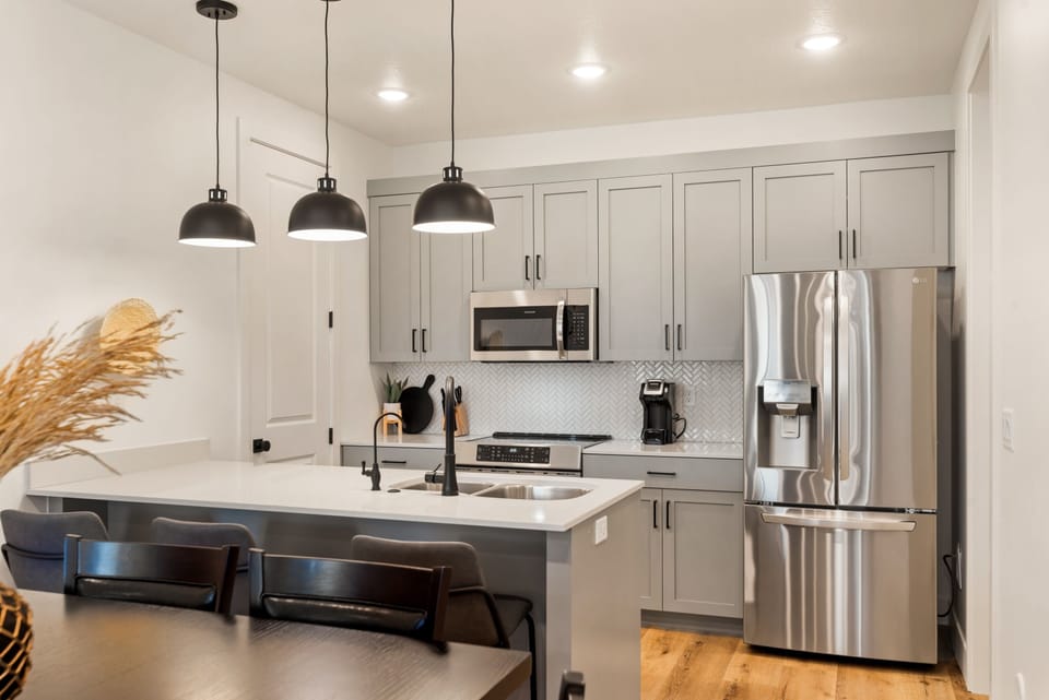 Condo, 3 Bedrooms | Private kitchen | Fridge, oven, coffee/tea maker, toaster