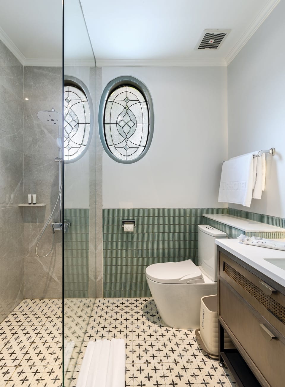 Suite | Bathroom | Slippers, towels