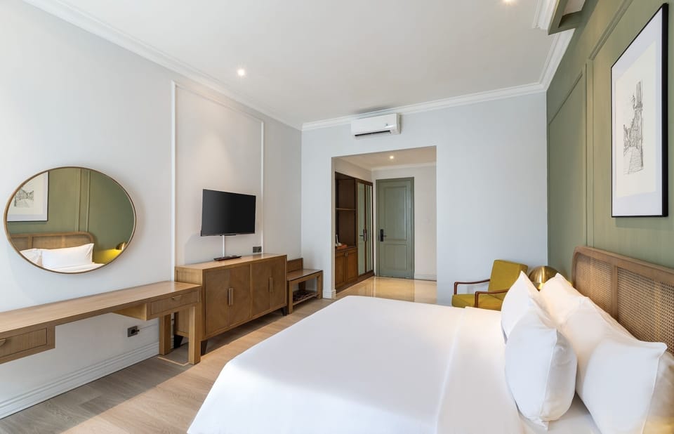 Suite | Minibar, desk, free WiFi, bed sheets