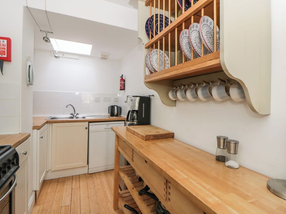 Cottage | Private kitchen | Fridge, microwave, dishwasher, electric kettle