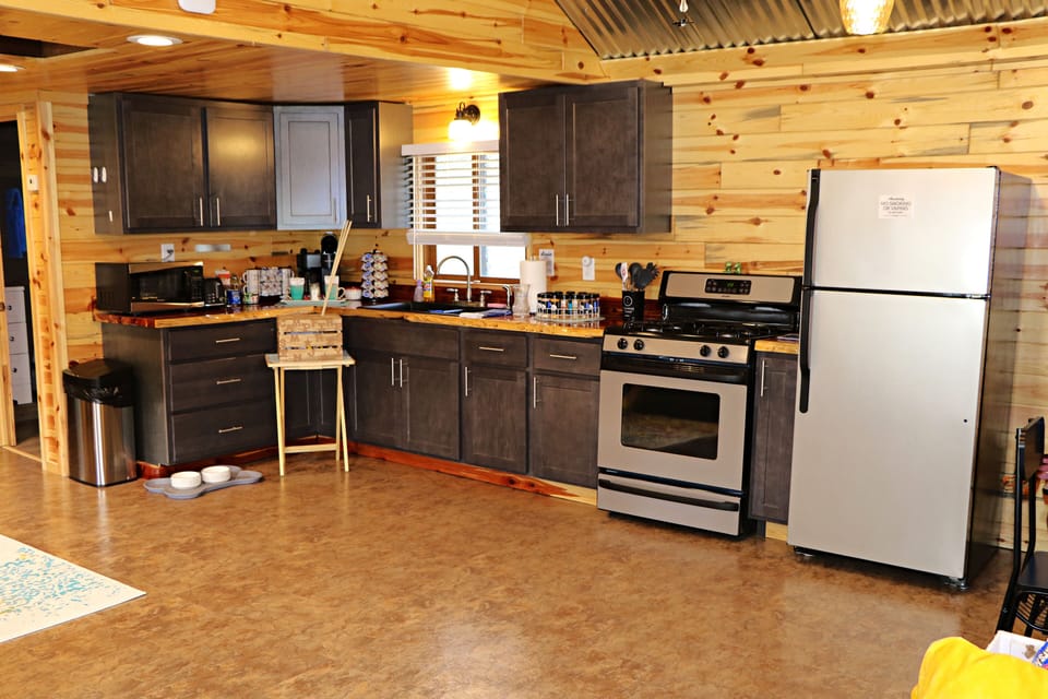 well-equipped full kitchen