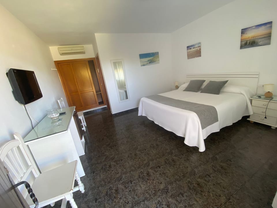 Double Room, Terrace | Minibar, WiFi (free), bed sheets