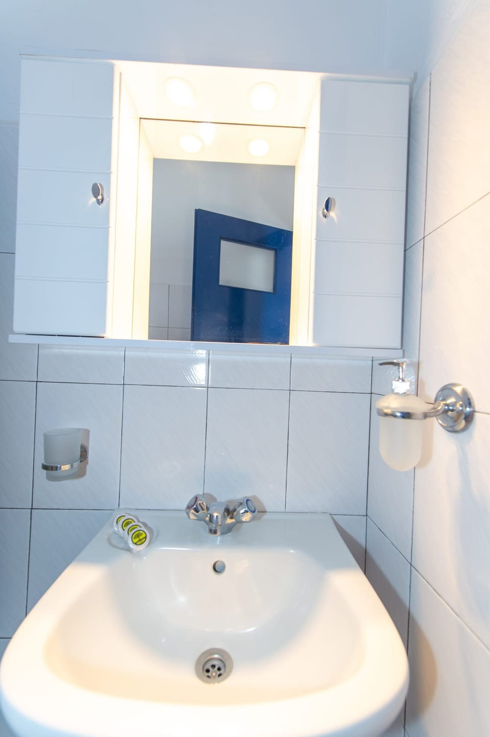 Junior Double Room | Bathroom | Shower, free toiletries, hair dryer, towels