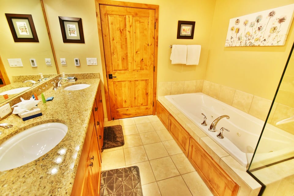 King Suite Bath with Jetted Tub - King Suite Bath with Jetted Tub