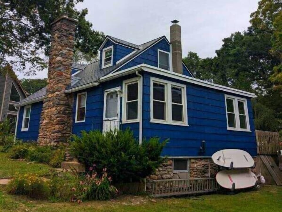 [Lake House] Your own blissful cabin against the backdrop of the blue sky.