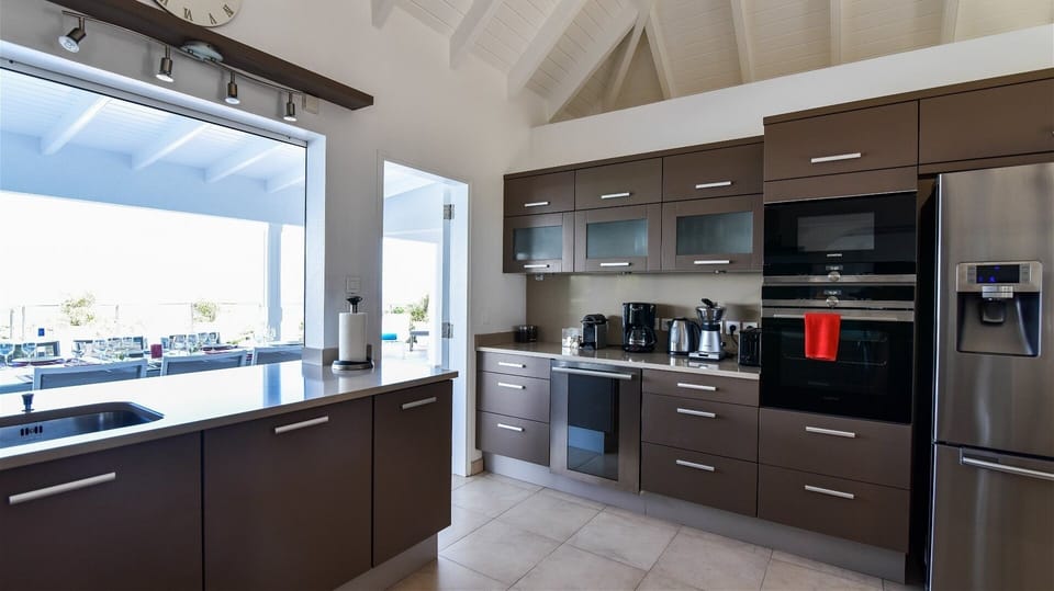 Dining Area & Kitchen