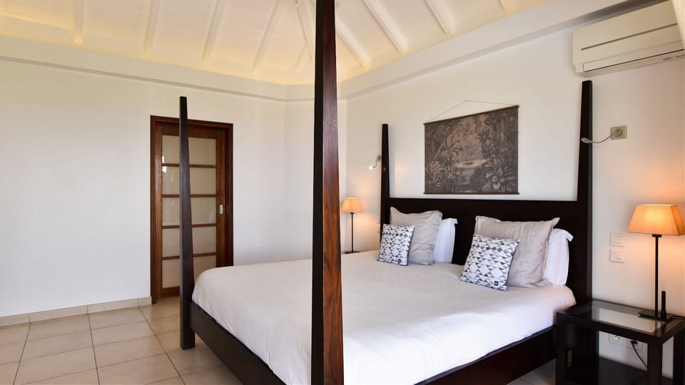 Bedroom 1: King size bed, mosquito screen, air conditioning, ceiling fan, HD-TV, Dish Network, DVD p