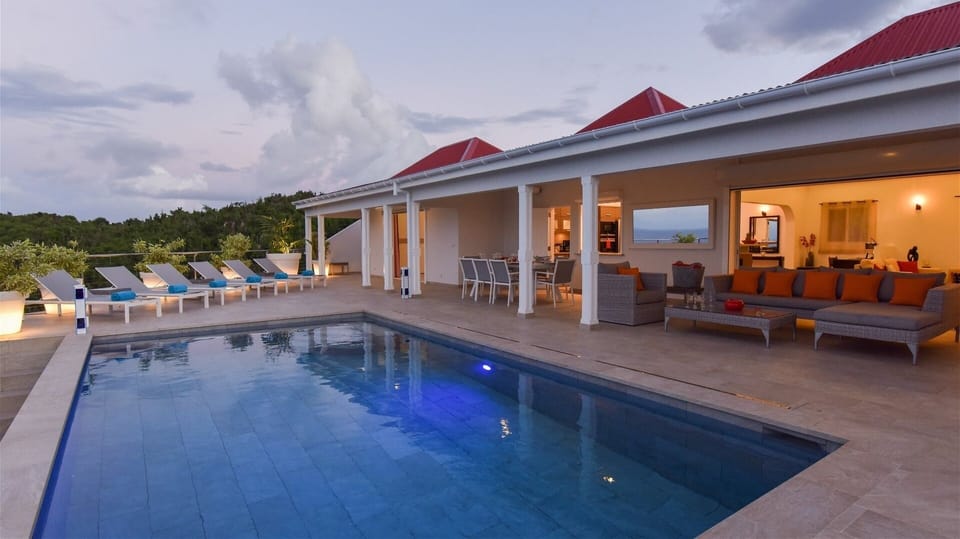 By Night: Modern and chic outdoor lightings. 