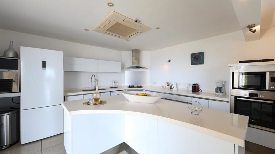 Dining Area & Kitchen