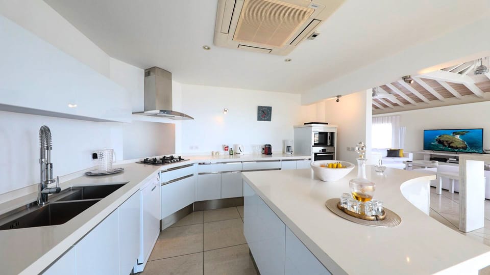 Dining Area & Kitchen