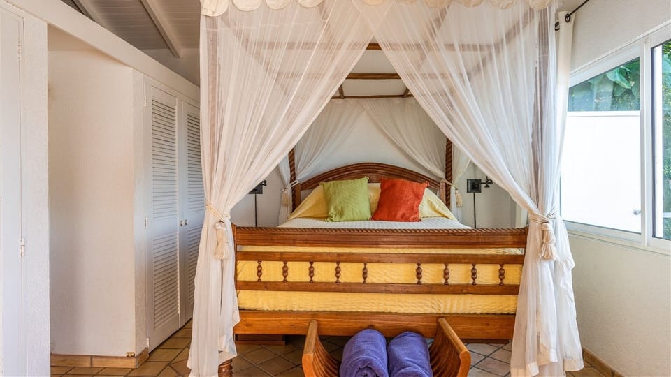 Bedroom 2: Air conditioning, queen size bed, mosquito nets, HD-TV, Apple TV. Ensuite bathroom w