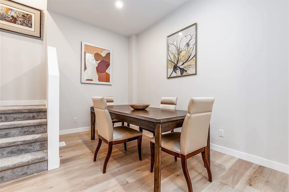 dining area, comfortably sitting 8-10 people. 4 chairs and 2 benches