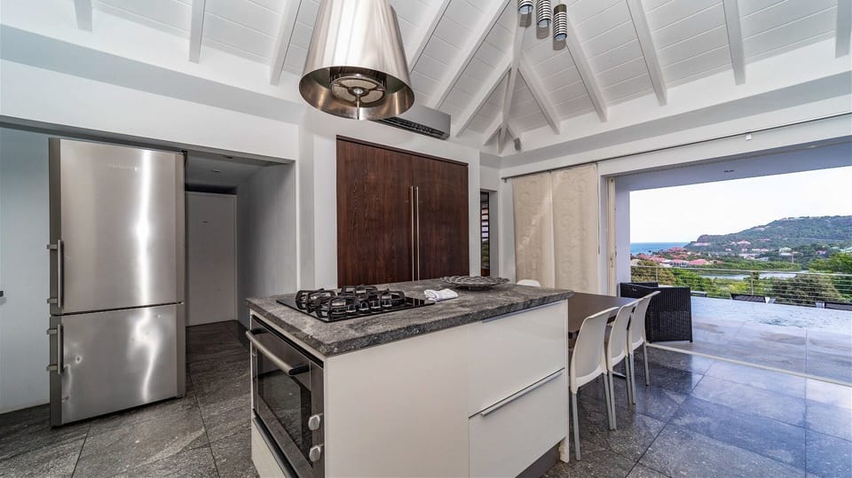 Kitchen & Dining Area