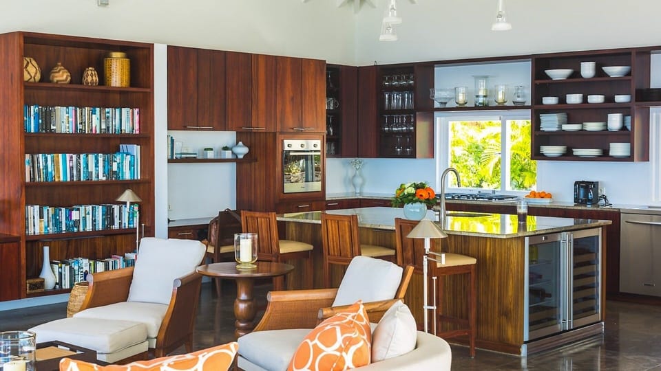 Kitchen & Dining Area: Fully equipped with breakfast bar and four stools, electric oven, gas stove, 