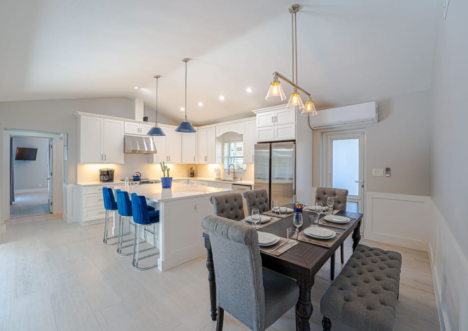 Kitchen & Dining 