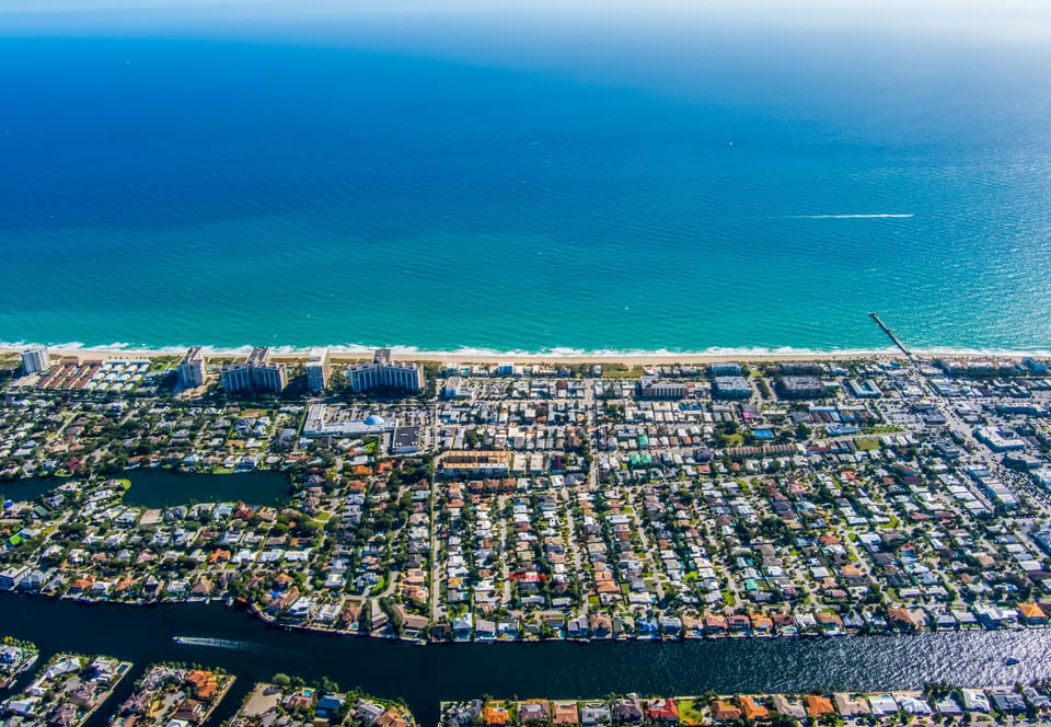 10 minute walk to the beach/restaurants/shops/supermarket 