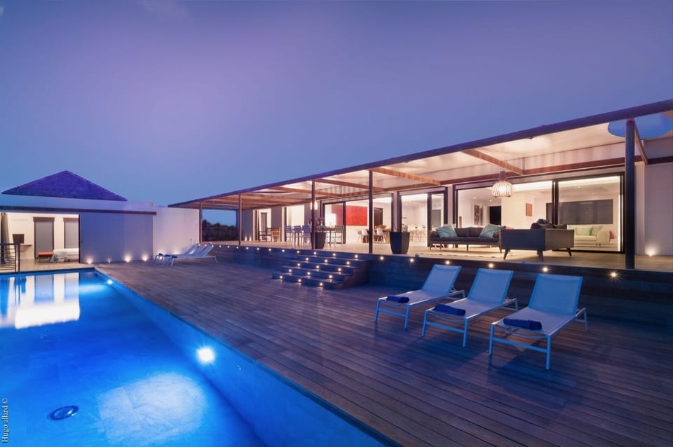 By Night: Modern and chic exterior lighting, charming atmosphere.