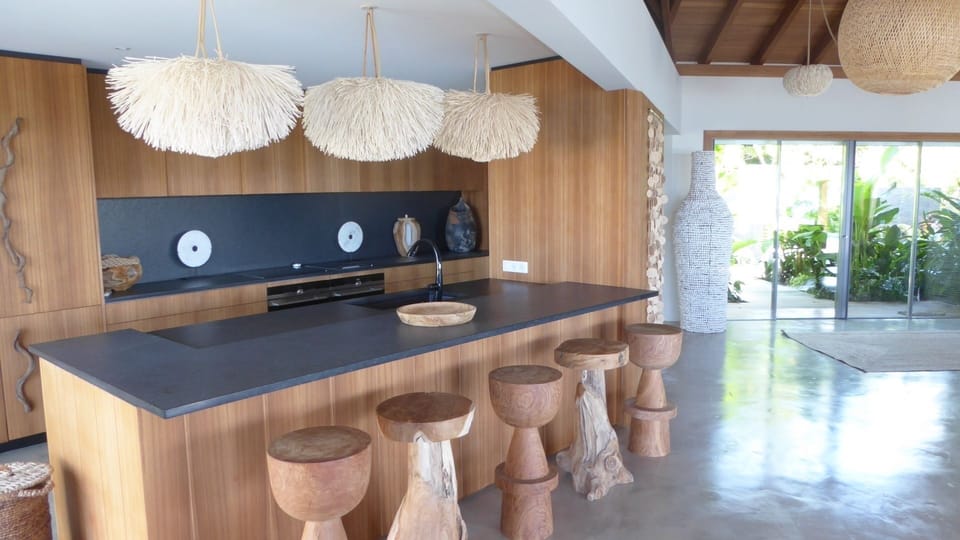 Kitchen: Fully equipped kitchen, electric oven, steam oven / microwave, ceramic hob, plancha grill, 