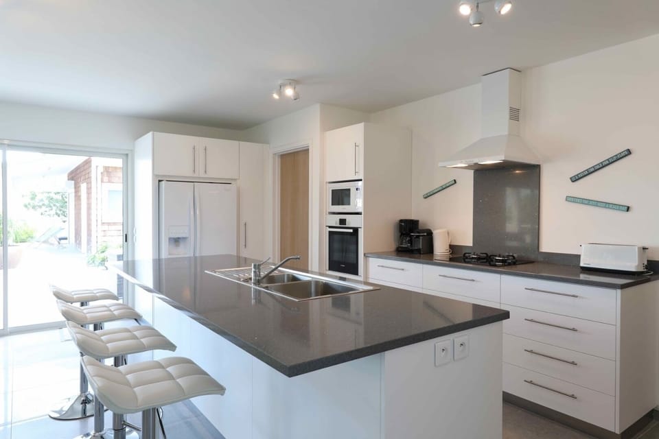 Kitchen: Fully Equipped Kitchen, Fridge, Freezer with Ice maker, Electric oven, Microwave, Dishwashe