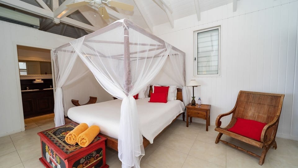 Bedroom 1: Located on the upper level. King size bed, air conditioning, HD-TV, dressing room, safe, 