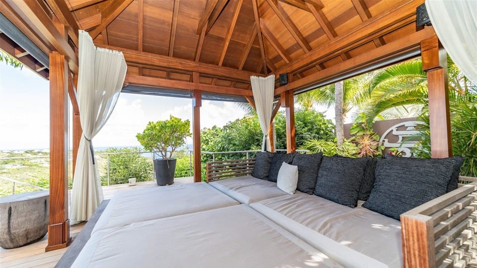Jacuzzi & Lounge Areas