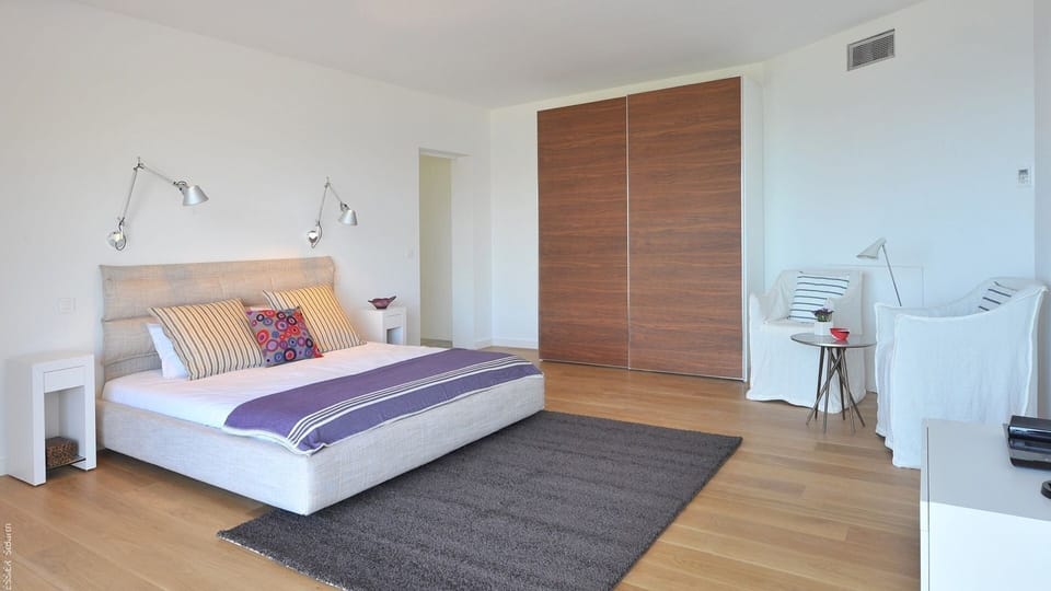 Bedroom 1: Located on the lower level.  King size bed, air conditioning, HD-TV, DVD player, saf