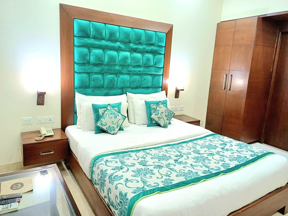 Deluxe Room | 1 bedroom, premium bedding, minibar, desk