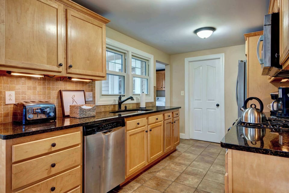 Kitchen showing door to mudroom