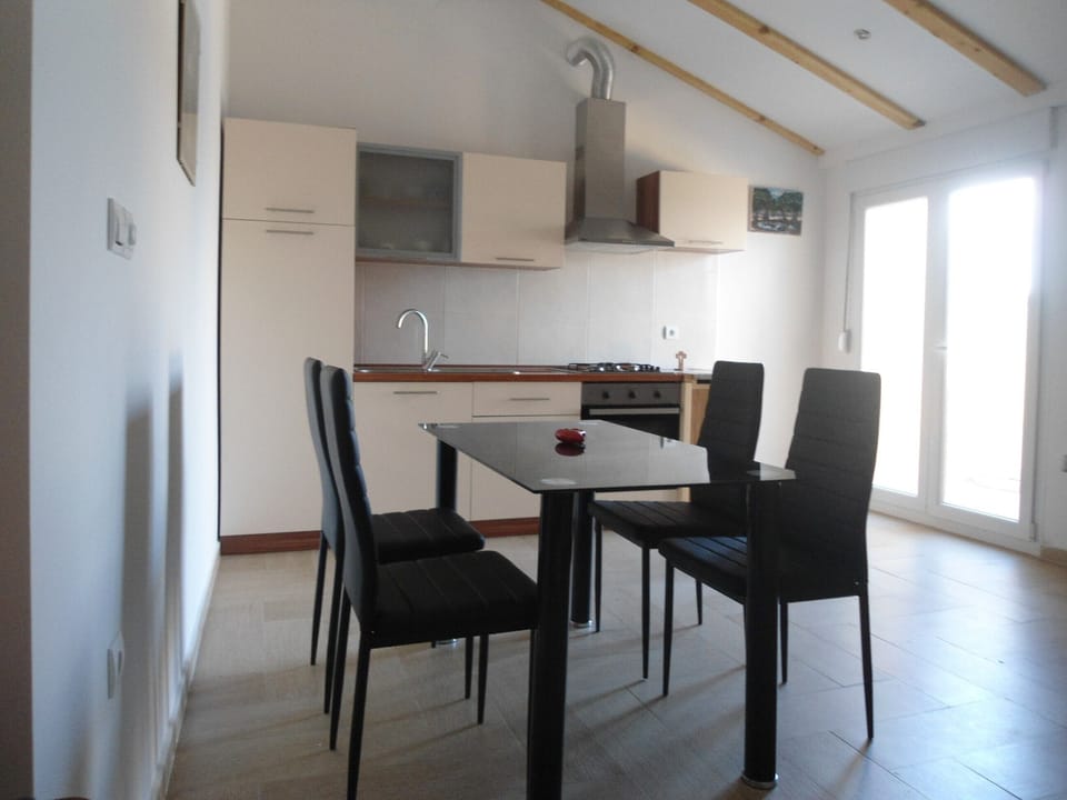 Kitchen, dining area