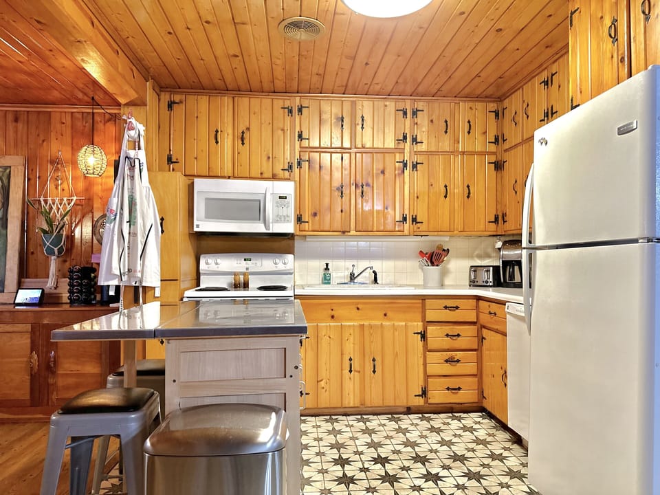 Prepare your meals together and have creativity springing at the dining table. 