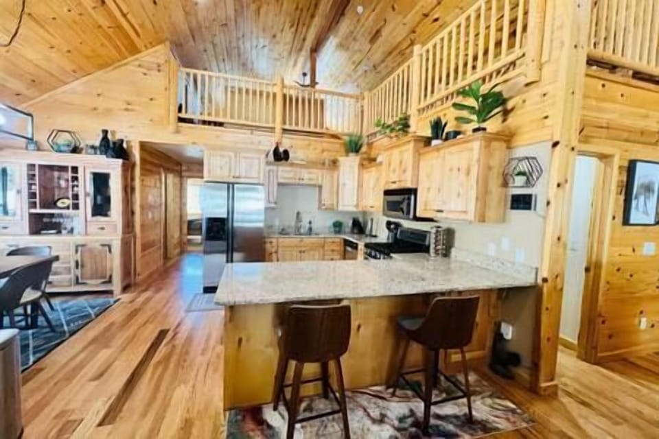 Kitchen w/bartop seating