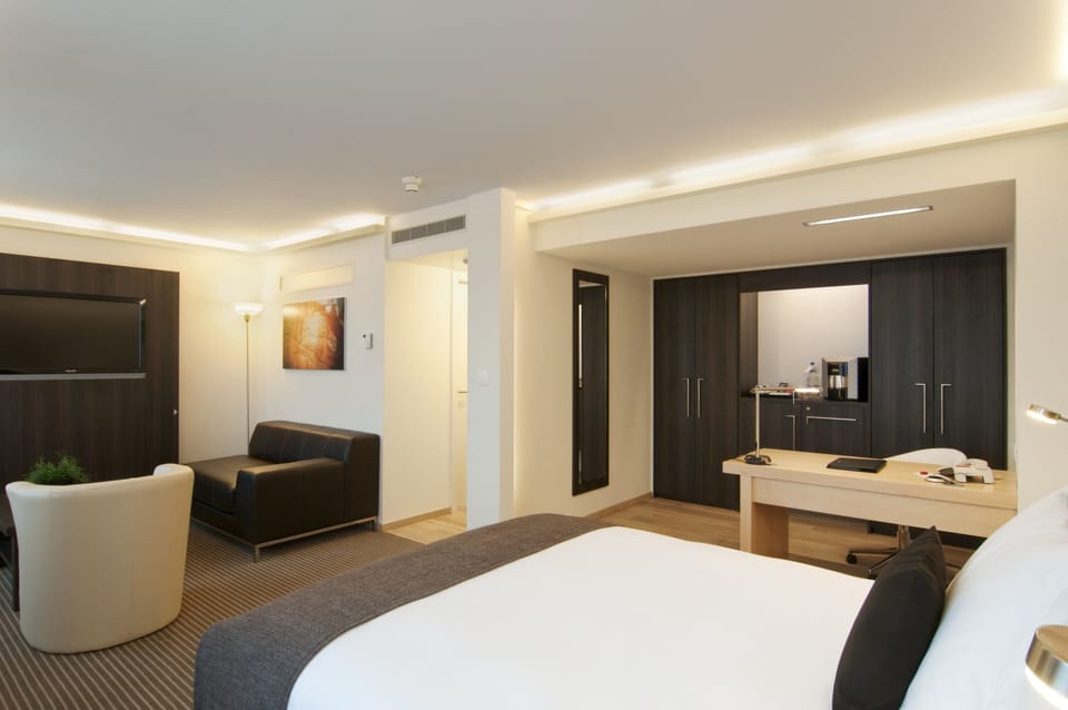 Junior Suite, 1 Queen Bed | Premium bedding, pillowtop beds, in-room safe, desk