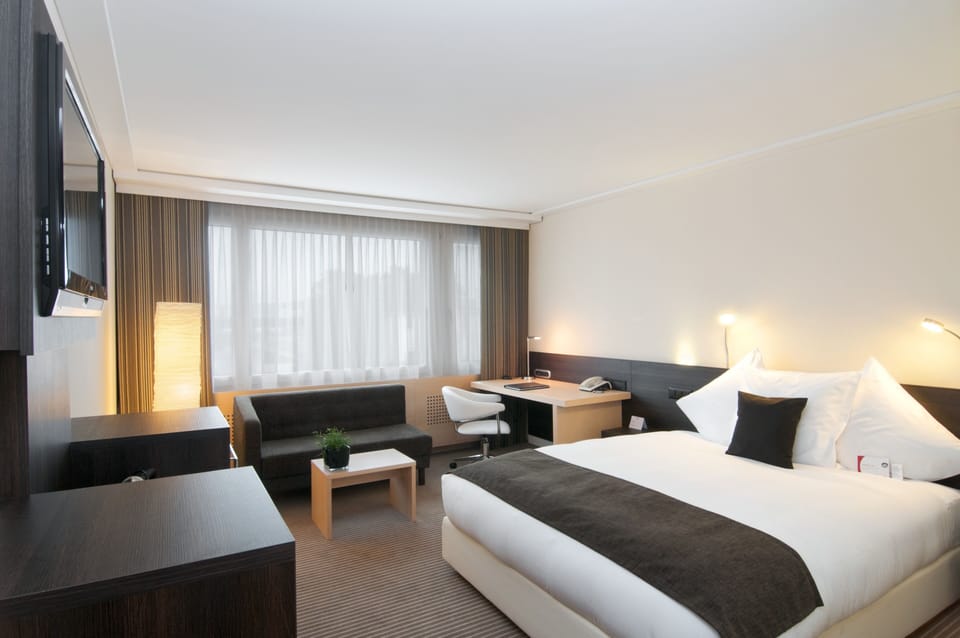 Premium Room, 1 Queen Bed | Premium bedding, pillowtop beds, in-room safe, desk